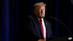 资料照片：前总统特朗普2023年12月13日在爱荷华州科拉尔维尔举行的党团集会上发表讲话。