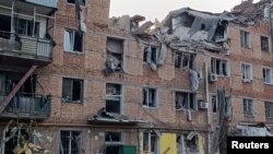 Градоначалникот на Миколаив, Олександр Сиенкович, исто така, во четвртокот пријавил гранатирање во јужниот украински град во текот на ноќта што уништила петкатна станбена зграда.