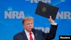 Le président américain Donald Trump annonce que les États-Unis abandonneront le traité sur l'armement signé sous l'administration Obama lors d'un discours à la National Rifle Association à Indianapolis, Indiana, États-Unis, le 26 avril 2019.  REUTERS/Lucas Jackson 