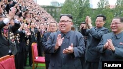 김정은 북한 국무위원장이 창립 70주년을 맞은 김책공업종합대학을 방문했다고 지난달 30일 조선중앙통신이 보도했다. 