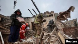 آوار موزه‌ای در مرکز شهر کوپیانسک اوکراین که مورد حمله موشکی نیروهای روسیه قرار گرفت - ۲۵ آوریل ۲۰۲۳ (۵ اردیبهشت ۱۴۰۲)