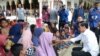 Presiden Joko Widodo berbincang dengan ibu-ibu pengungsi di tenda halaman masjid Besar At-Taqarrub Desa Keude Trienggadeng Kabupaten Pidie Jaya, 9 Desember 2016 (Foto: VOA/Andylala)