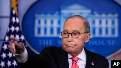 资料照：总统经济顾问库德洛在白宫回答记者问题（2018年11月27日）