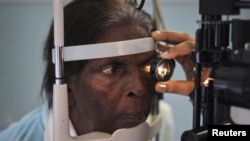 ایل آر بی ٹی کے زیر انتظام ایک اسپتال میں مریض کی آنکھوں کا معائنہ کیا جارہا ہے۔