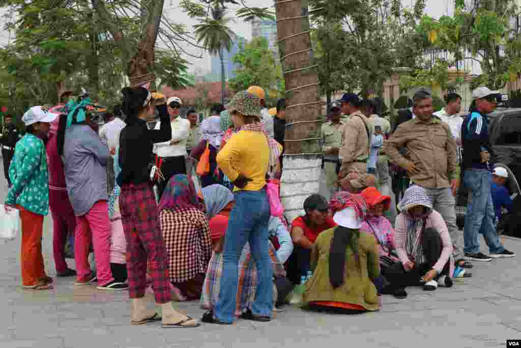 ក្រុមកម្មករ​កម្មការិនី​រាប់រយ​នាក់ ​មក​ពី​រោងចក្រ W&amp;D Cambodia Co., LTD បាន​ប្រមូល​ផ្ដុំ​គ្នា​តវ៉ា​​មុខ​គេហដ្ឋាន​របស់​លោក​នាយក​រដ្ឋ​មន្ត្រី ហ៊ុន សែន ទាមទារ​ឲ្យ​​រោងចក្រ​ទទួល​យក​កម្មករ​ជាង​១ពាន់​នាក់​ចូល​ធ្វើការ​វិញ នៅ​ថ្ងៃទី​១៨ ខែមីនា ឆ្នាំ​២០១៩។ (កាន់ ​វិច្ឆិកា/VOA) 