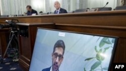 资料照片:时任参议院商务委员会主席的威克参议员正在听证会上听取谷歌首席执行官皮采的视频作证。（2020年10月28日）