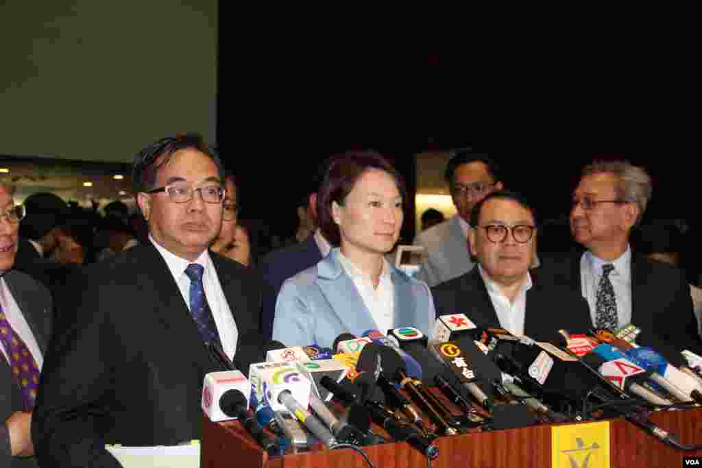 青年新政两议员再闯立法会大会试图宣誓不果 （美国之音汤惠芸/海彦拍摄 ） 