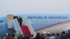 Presiden Joko Widodo di atas tangga pesawat kepresidenan di Bandara Halim Perdana Kusuma (24/10). (VOA/Andylala Waluyo)