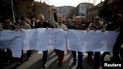 Anti-government protesters block Alipasina street holding banner that reads "EU help," Sarajevo, Feb. 11, 2014.