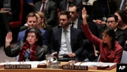10일 시리아 두마 화학무기 공격사태를 논의하기 위해 뉴욕의 유엔 본부에서 유엔 안전보장이사회 회의가 열린 가운데, 니키 헤일리 유엔주재 미 대사(오른쪽)와 카렌 피어스 영국 대사가 리아에서 자행된 화학무기 공격 조사를 위한 조사기구 구성을 촉구하는 미국주도 결의안에 대한 표결에서 손을 들어 찬성하고 있다. 