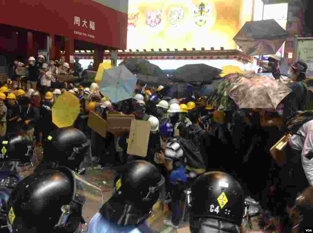 香港警方星期三上午展开强行清场行动（美国之音海彦 拍摄)。