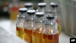 在中国反兴奋剂中心等待检测的中国运动员的尿样。（2008年资料照）