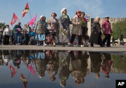 乌克兰斯洛文斯克民众5月1日在中心广场游行庆祝五一国际劳动节