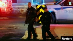 Policiers en patrouille près de la mosquée de Québec, après la fusillade du dimanche 29 janvier 2017. 