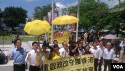 泛民议员否决又筛选普选方案后要求重启政改（美国之音海彦拍摄）