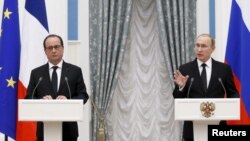 블라디미르 푸틴 러시아 대통령(오른족)과 프랑수아 올랑드 프랑스 대통령이 26일 모스크바에서 정상회담 후 공동기자회견을 열었다.