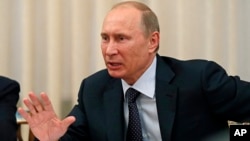 Presiden Vladimir Putin mengakui pemerintah Rusia harus memperbaiki UU kontroversial untuk mengekang LSM (14/6).