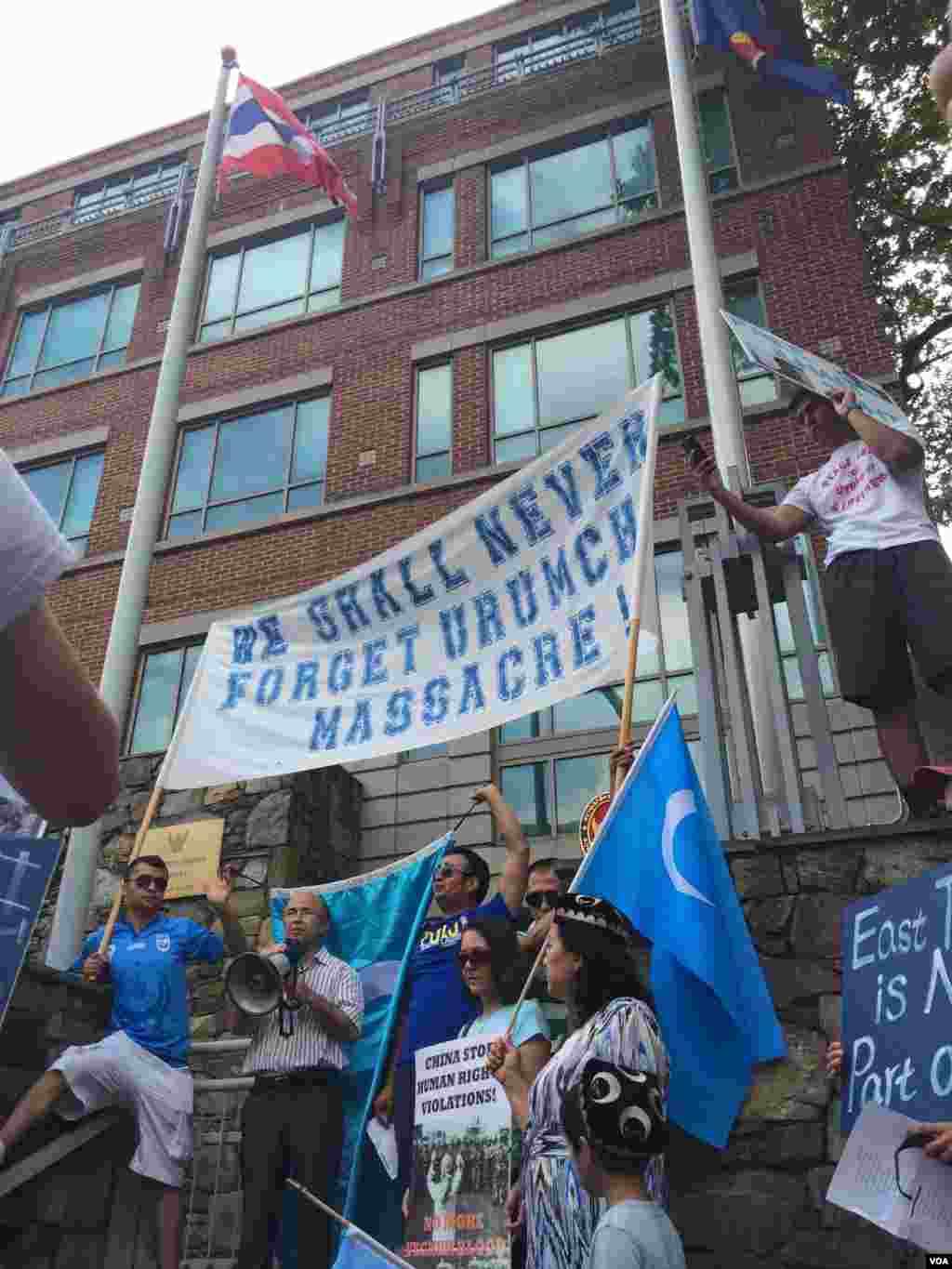 2015年7月12日维吾尔人和支持者在美国首都华盛顿街头游行并聚集在泰国驻美大使馆前抗议泰国把100余名维吾尔人强行递解回中国。（美国之音乌兹别克语组拍摄）