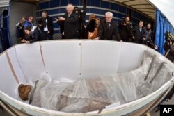 마르크스 출생 200주년을 기념해 중국 정부가 독일 트리어에 보낸 대형 카를 마르크스 청동상이 운반용 상자에 보관돼 있다.