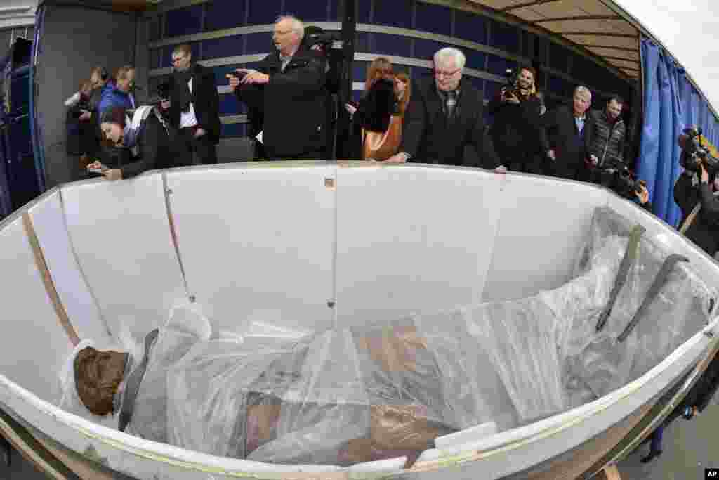 中国捐赠的卡尔&middot;马克思的青铜雕塑放在运输箱里，它于2018年3月6日抵达马克思的故乡&mdash;&mdash;德国特里尔。这座比人要高的雕像将于5月份亮相，纪念马克思出生200周年。 纽约时报报道，中国政府同意承担大约三分之二的雕塑底座和安放费用，预计为10.5万欧元。树立马克思雕像有利于吸引中国游客，但是特里尔市部分居民表示难以接受一尊共产主义之父的铜像。中国有关方面又送铜像又出资安装，是以为马克思在其故乡的声望就像他在中共官方话语里那样高大上吗？