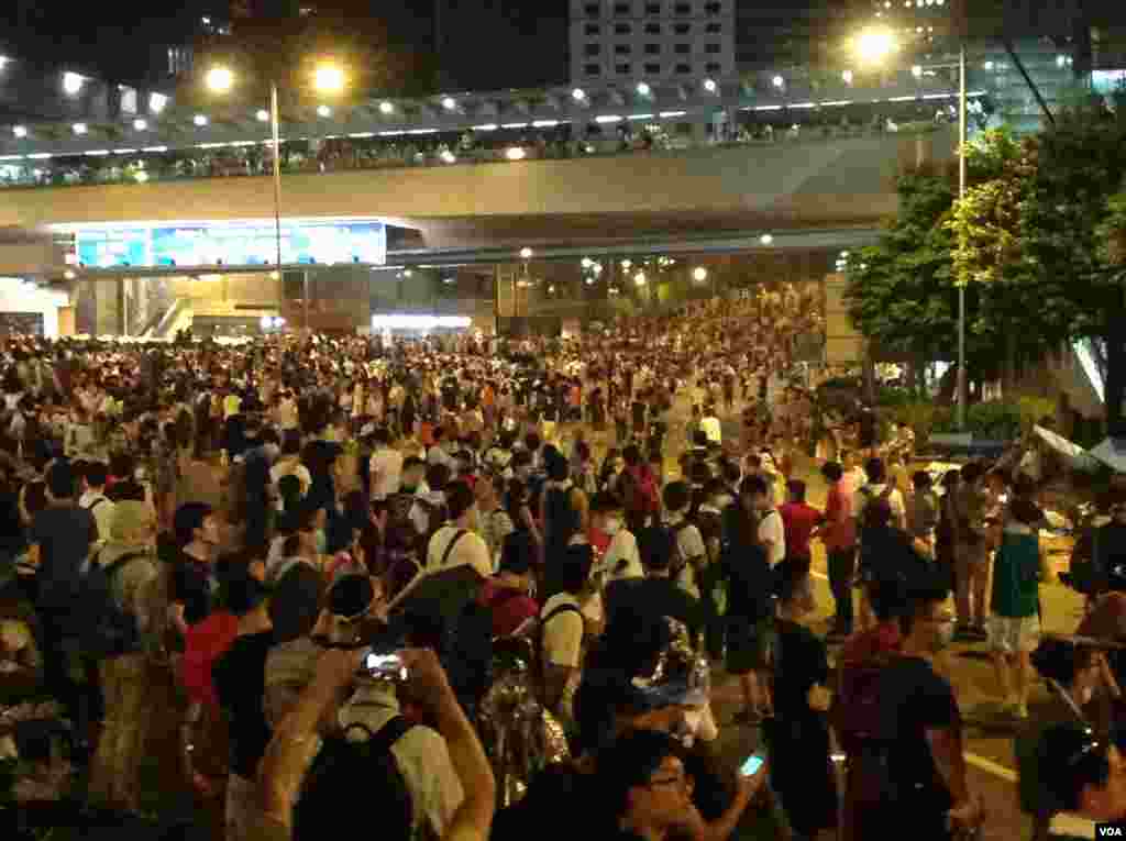 星期一凌晨金钟附近仍有数万市民学生坚守（美国之音海彦拍摄）