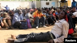 Para imigran Afrika yang berusaha menuju Italia terlantar di sebuah padang pasir di Libya (3/5). 