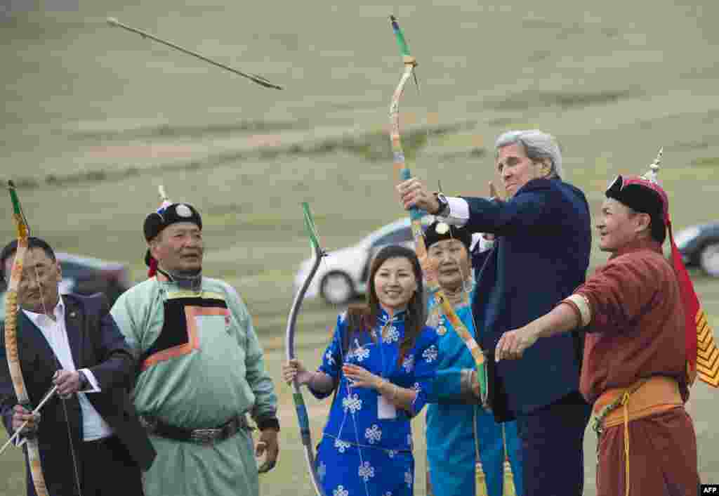 រដ្ឋមន្រ្តី​ការបរទេស​អាមេរិក​លោក John Kerry ធ្វើ​ការ​បាញ់​ព្រួញ ខណៈ​ដែល​លោក​ចូលរួម​នៅ​ក្នុង​ពិធី​បុណ្យ Naadam ដែល​មាន​ការ​ប្រកួត​ផ្សេងៗ​ដូចជា ការ​ប្រណាំង​សេះ ចំបាប់​ម៉ុងហ្គោលី និង​ការ​ប្រកួត​បាញ់​ធ្នូ នៅ​ក្រុង​អ៊ូឡង់បាទ័រ ប្រទេស​ម៉ុងហ្គោលី។