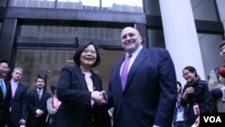 2015年6月，台湾民进党主席蔡英文与前美国副国务卿阿米蒂奇会面 (美国之音钟辰芳拍摄)