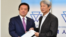 일본 외무성 산하 자문기구인 '핵군축의 실질적 진전을 위한 현인의회' 시라이시 다카시 의장(오른쪽)이 21일 와카미야 켄지 외무성 부상에게 보고서를 제출했다. 사진 제공: 일본 외무성.