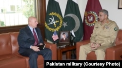 美国国家安全事务助理麦克马斯特(左)和巴基斯坦陆军参谋长卡马尔·贾韦德·巴杰瓦(2017年4月17日)