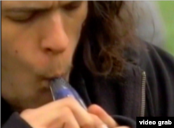 吸食大麻者(视频截图)