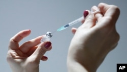 آماده شدن برای واکسیناسیون با واکسن آسترازنکا در شهر بلگراد، صربستان - ۲۳ مارس ۲۰۲۱