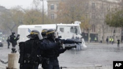 La situación en París contrastaba con la de otras regiones del país, donde las protestas y los cortes de tránsito fueron mayoritariamente pacíficos el sábado. FOTO: AP