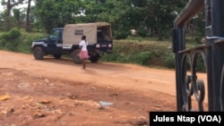 Un véhicule de police déployé au quartier Ahala, Yaoundé, Cameroun, 26 avril 2018. (VOA/Jules Ntap)