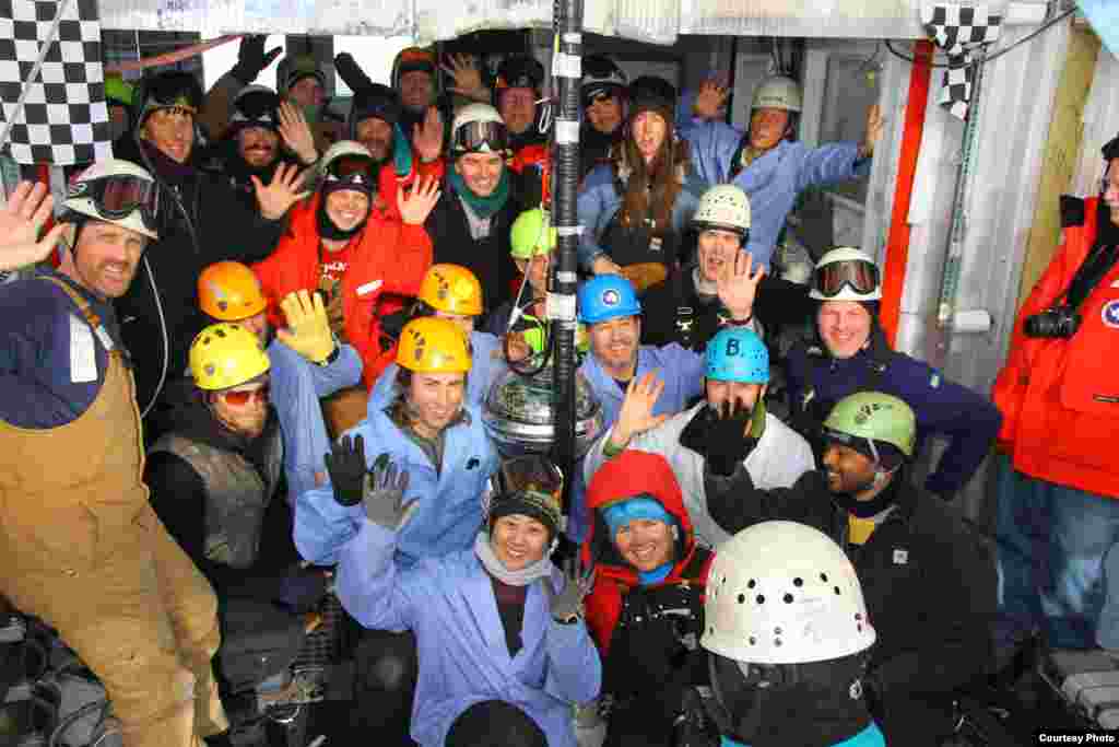 Para anggota Kolaborasi IceCube sebelum pemasangan modul optis digital (DOM), dipasang pada 18 Desember 2010. (Robert Schwarz, NSF)