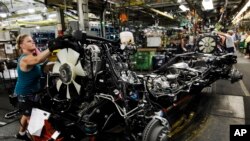 Foto de archivo de una trabajadora en una fábrica de montaje de General Motors en Flint, Michigan, el 18 de julio del 2011. 