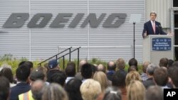 جان کری در یکی از مراکز بوئینگ سخنرانی می کند. 
