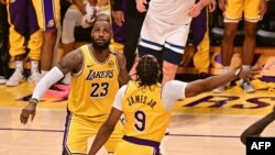  LeBron et Bronny James lors du match d'ouverture de la saison de la NBA entre les Lakers et Minnesota, USA le 22 octobre 2024.