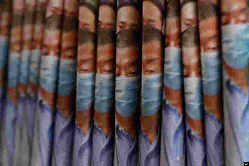 홍콩국가보안법 위반 혐의로 체포된 &#39;빈과일보&#39; 사주 지미 라이의 사진이 실린 신문이 홍콩 가판대에 나열돼 있다. 