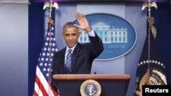 Presiden Obama melambaikan tangan saat akan meninggalkan podium seusai menggelar konferensi pres di Gedung Putih, Washington DC, 16 Desember 2016 (Foto: dok). 