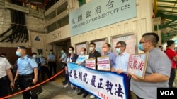 一批支持警队人士5月12日早上聚集在元朗区议会入口迎接警务处处长邓炳强，没有被发出”限聚令”告票，民主派区议员质疑警方执法不公。 (美国之音/汤惠芸)