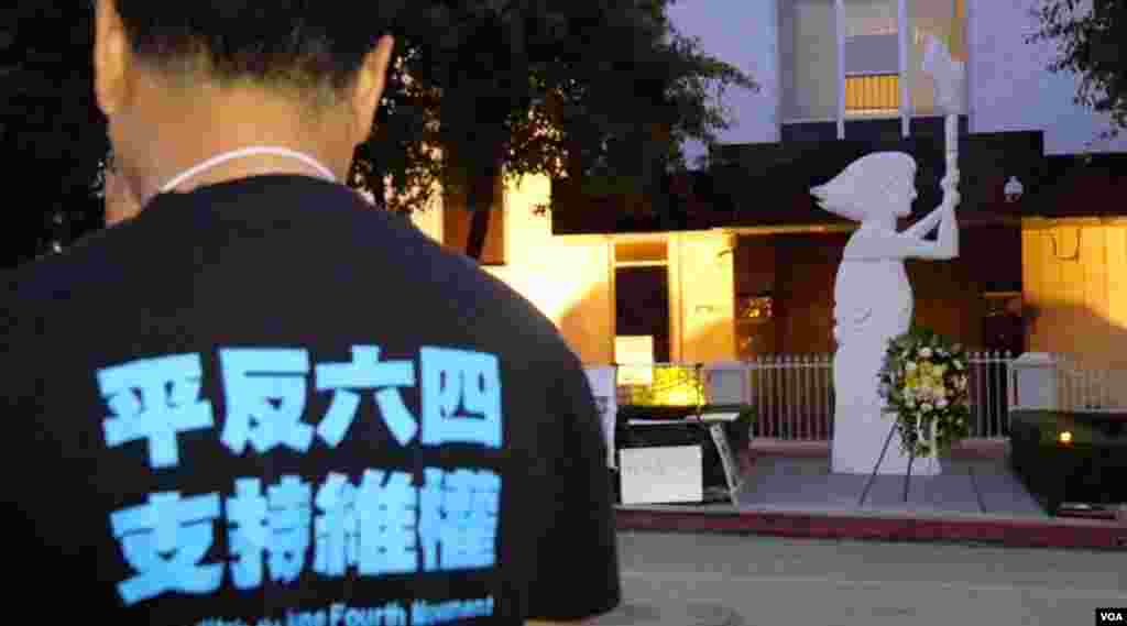 勿忘六四的文化衫（美国之音国符拍摄）
