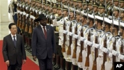 Presiden Sudan Selatan, Salva Kiir (kanan) disambut Presiden Tiongkok Ho Jintao (kiri) dengan upacara kenegaraan di Beijing (24/4).