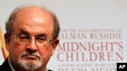 İran İslam Respublikasının banisi Ayətulla Xomeyni Britaniya yazarı Salman Rüşdiyə müəllifi olduğu "Şeytan Ayələri" kitabına görə ölüm fitvası verən ilk müasir dini və siyasi lider olub.