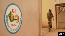 Un soldat de l'armée malienne monte la garde devant le poste de commandement de la Force régionale d’Afrique de l'Ouest G5-Sahel, à Sevare, 30 mai 2018.