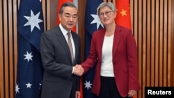 资料照片: 2024年3月20日中国外交部长王毅在堪培拉议会大厦和澳大利亚外交部长黄英贤会晤