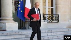 Le ministre français des Affaires étrangères, Jean-Yves Le Drian, part après une réunion hebdomadaire du cabinet à l'Elysée à Paris, le 3 août 2018.