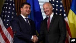 조 바이든 미국 부통령(오른쪽)이 15일 워싱턴을 방문한 볼로디미르 그로이스만 우크라이나 총리를 면담했다.
