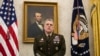 Le général Mark Milley lors de la présentation du drapeau de la Force spatiale dans le bureau ovale de la Maison Blanche, vendredi 15 mai 2020, à Washington. (Photo AP / Alex Brandon)