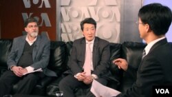 29일 VOA가 마련한 특집 좌담에 참석한 칼린 전 국무부 정보조사국 동북아 담당관(왼쪽)과 빅터 차 전 백악관 아시아담당 선임보좌관(오른쪽)이 기자의 질문에 답하고 있다. 